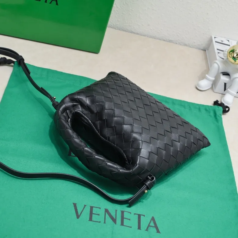 Batch 1400 BV 24 early spring new mini Hop has finally arrived! ! ! The small one is really exquisite and textured, and really shows off your temperament! ! ! Its shoulder strap is detachable, so it can be carried by hand or worn cross-body, which is really very practical! Moreover, the 15ProMax mobile phone can also be placed, so there is no need to worry about the problem of not being able to place the mobile phone. 📱 Style number: 7586# Size: 25.5*14.5*11cm